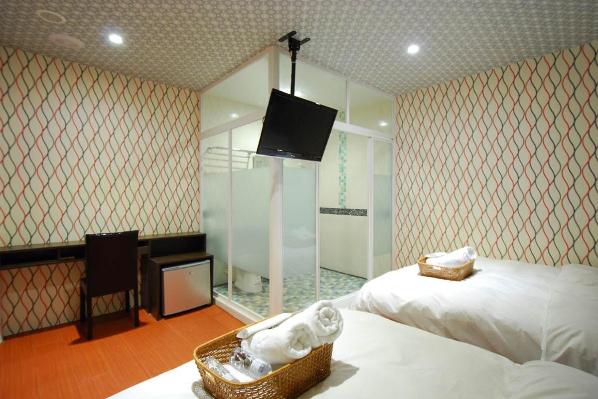 Happiness Inn Taipei Bagian luar foto